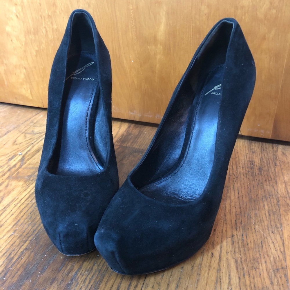 Black pumps with cute snake skin heels